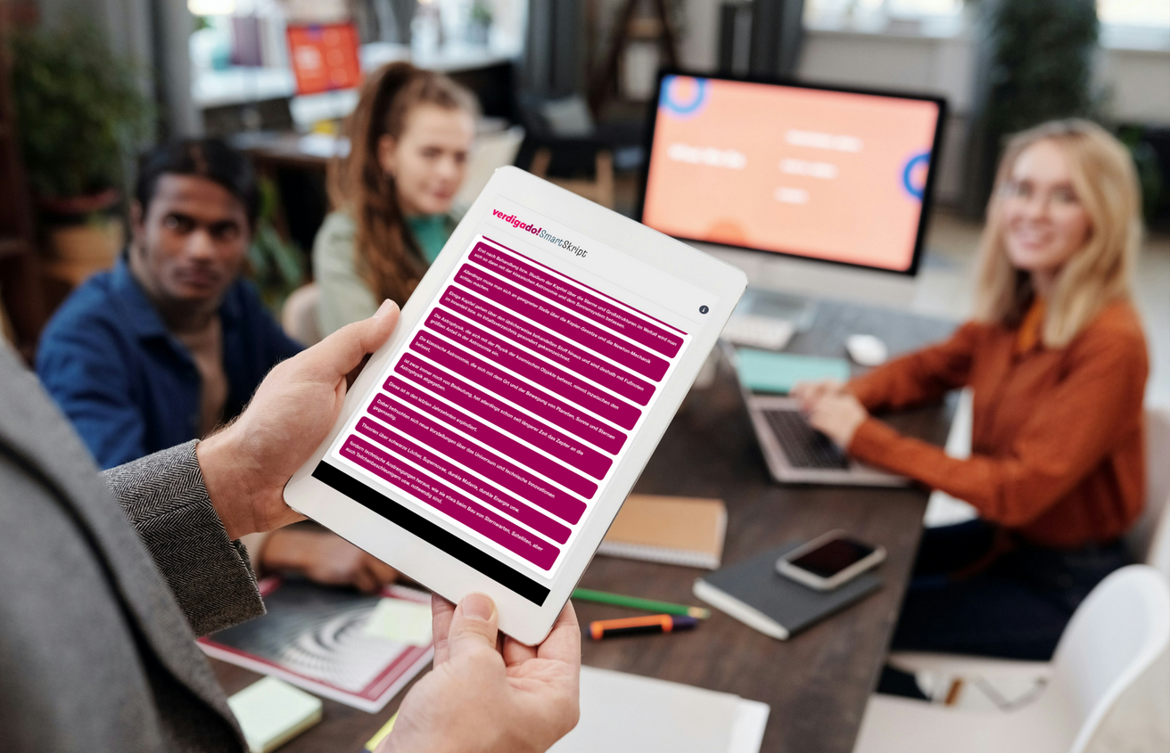 Menschen unterhalten sich. Eine Person hält ein Tablet in den Händen, auf dem SmartSkript zu sehen ist.